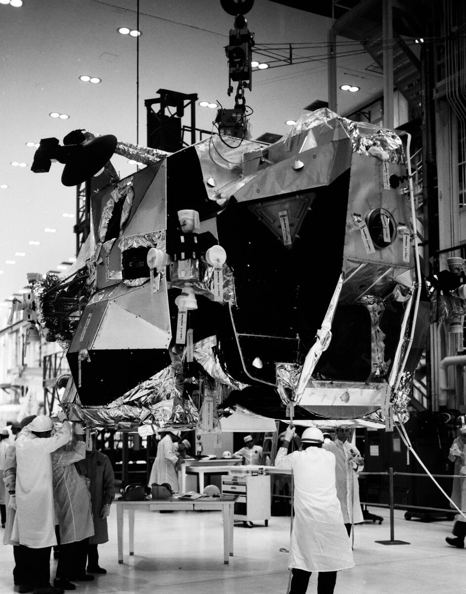 (декабрь 1968 г.) Взлетная ступень лунного модуля-4 перемещена со стенда в высотную камеру в здании управления пилотируемыми космическими аппаратами Космического центра имени Кеннеди. Лунный модуль-4 будет использоваться в миссии «Аполлон-10» (космический корабль Сатурн 505) на лунную орбиту. Источник: NASA.
