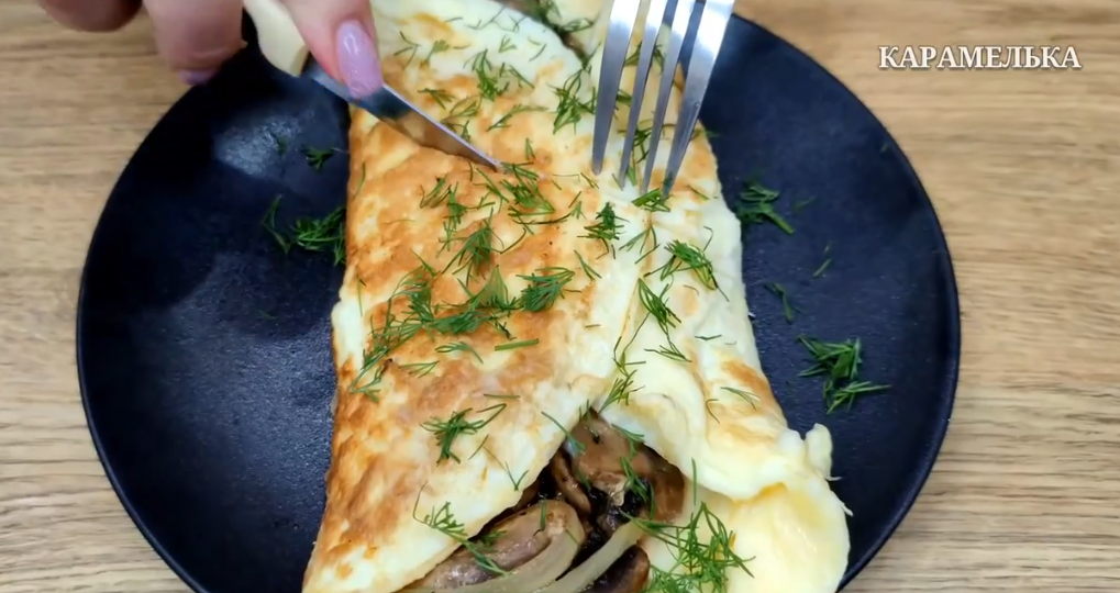 Горячий завтрак из яиц — простой рецепт с неожиданно нежным вкусом