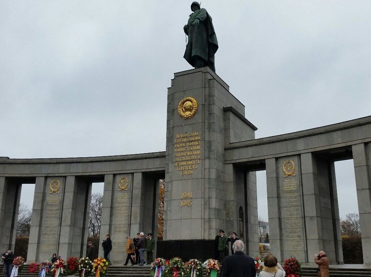    Возложение венков у советского мемориала в Тиргартене в Берлине | © РИА Новости / Тимофеева Ангелина
