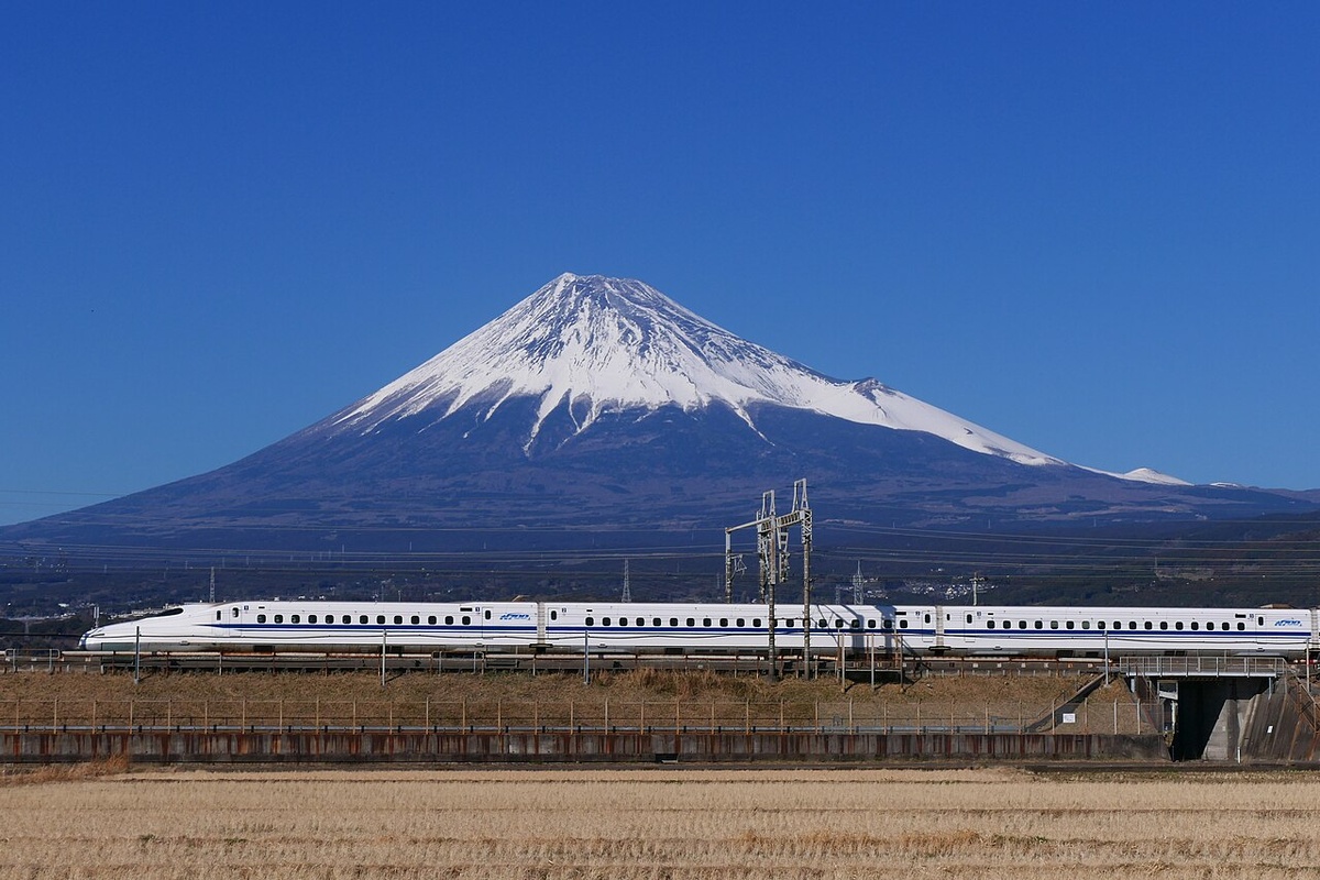https://en.wikipedia.org/wiki/Japan#/media/File:Series-N700a-Mt.Fuji.jpg