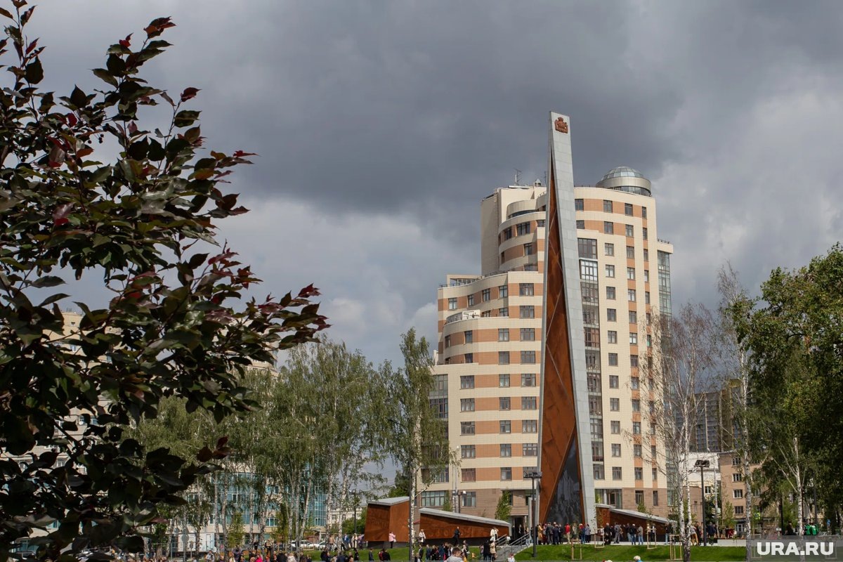    Стела в Екатеринбурге — самая высокая из подобных в России