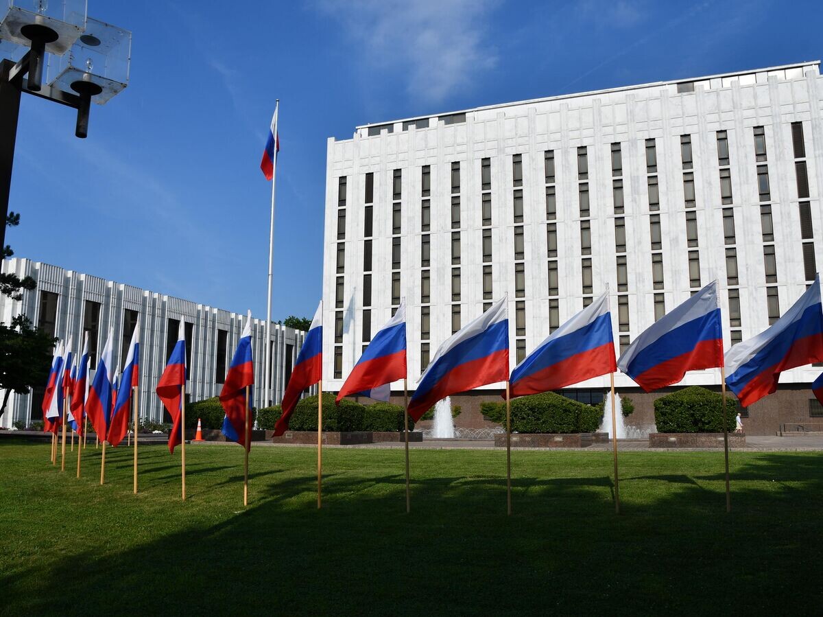    Флаги перед зданием посольства РФ в Вашингтоне | © РИА Новости / Михаил Тургиев