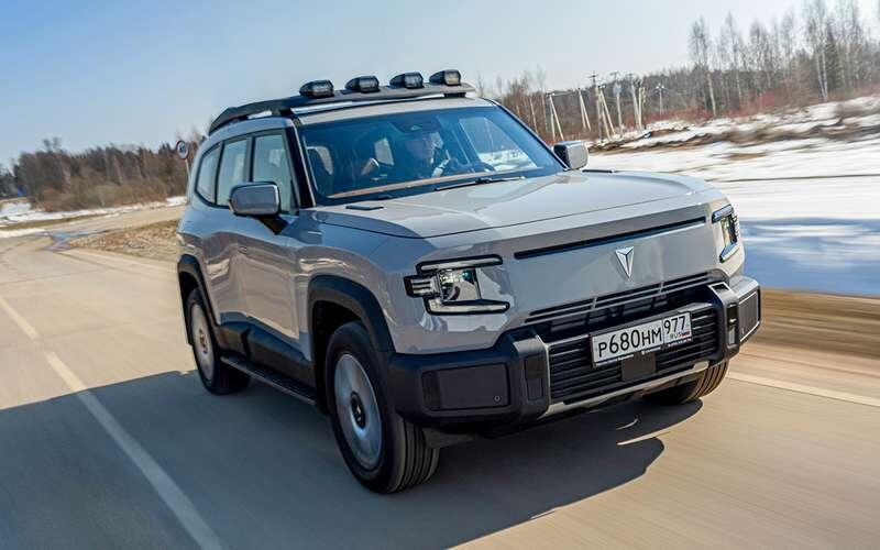 Deepal G318. Цена в России от 5 650 000 ₽. Внешнюю пару прожекторов на крыше можно включить вместе с дальним светом – в движении. Внутренние работают только в статике. Это «кемпинговый свет», покрывающий до 250 квадаратных метров. Багажник выдерживает до 80 кг на ходу (динамическая нагрузка) и 300 кг на месте (статическая).Deepal G318
📷
