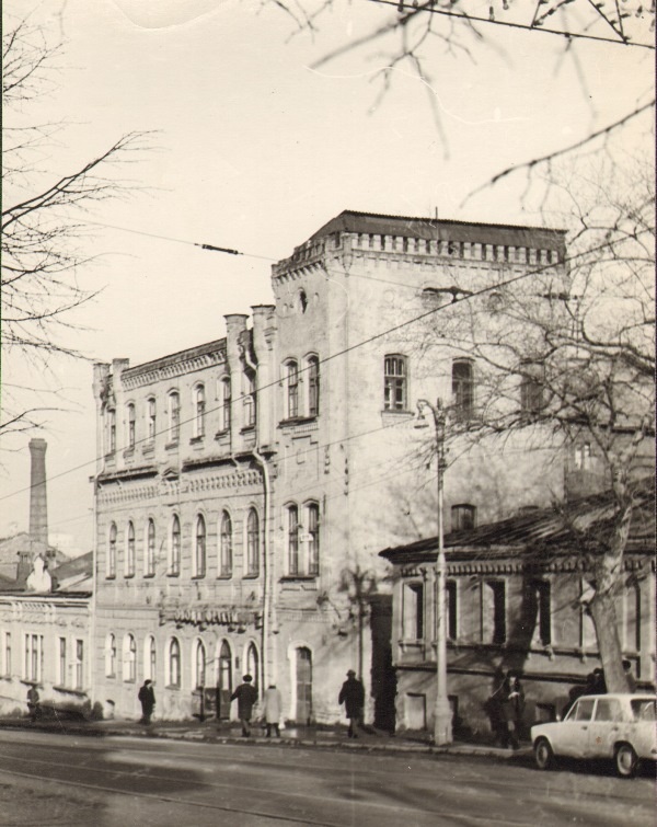Фото из интернета. 1970-е годы. Здесь ещё не снесли дом рядом и труба ТЭЦ-4 ещё старая.