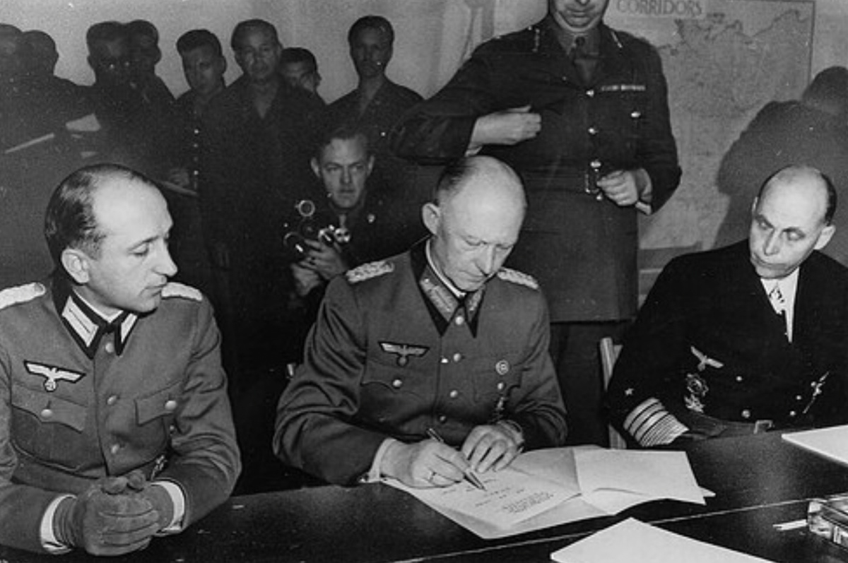Альфред Йодль подписывает акт о капитуляции в Реймсе, 7 мая 1945 года