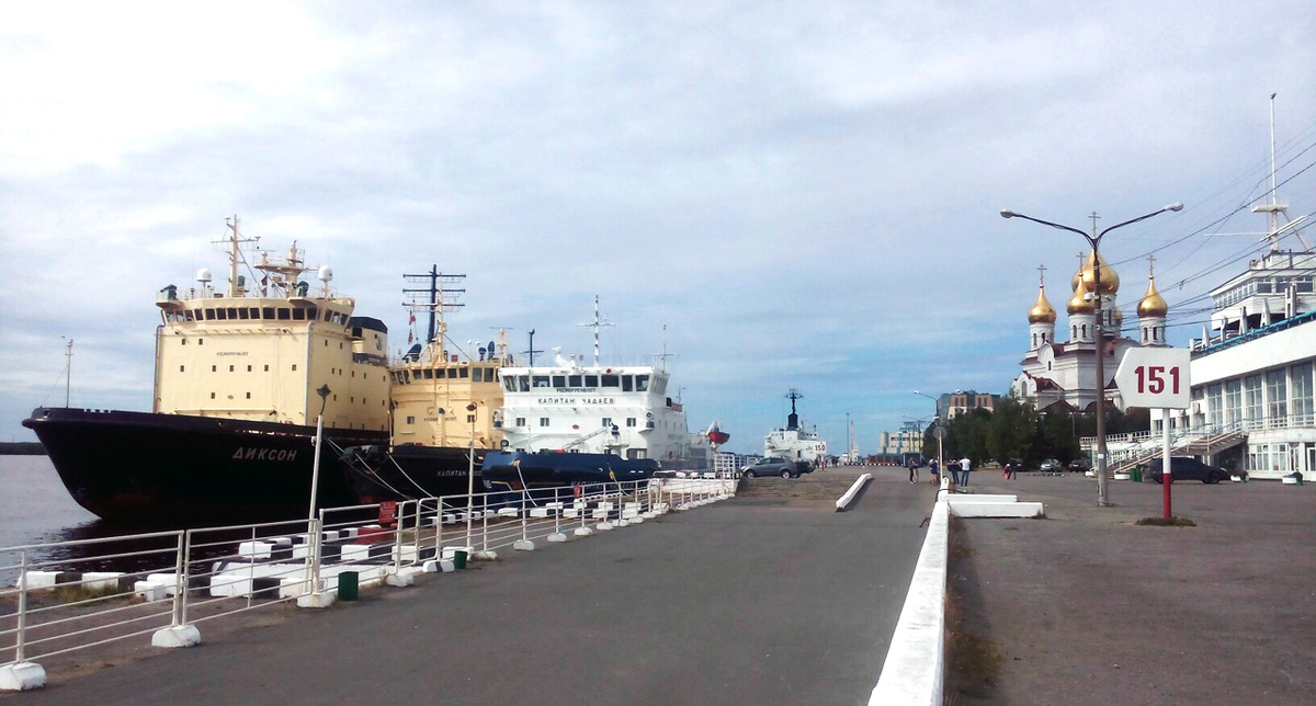 Ледокол "Диксон" у Морского-речного вокзала