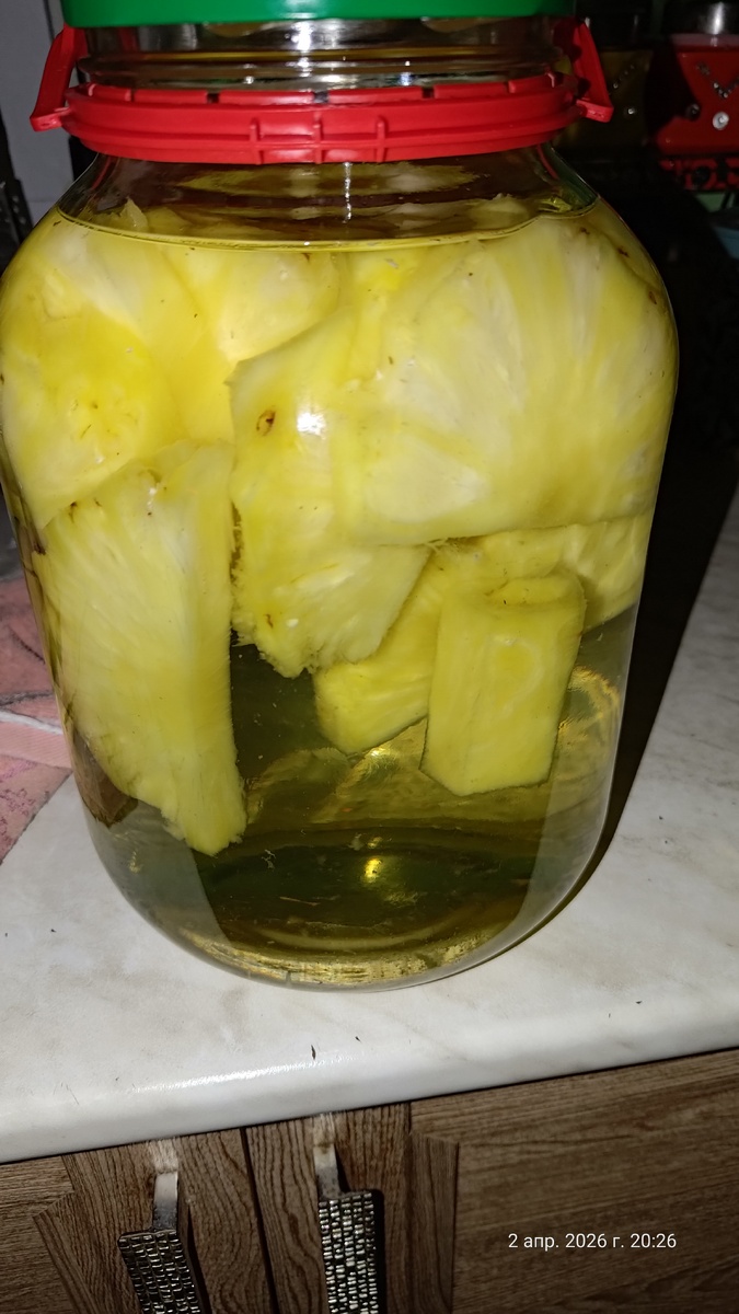 Ананас в банке с домашней водкой.