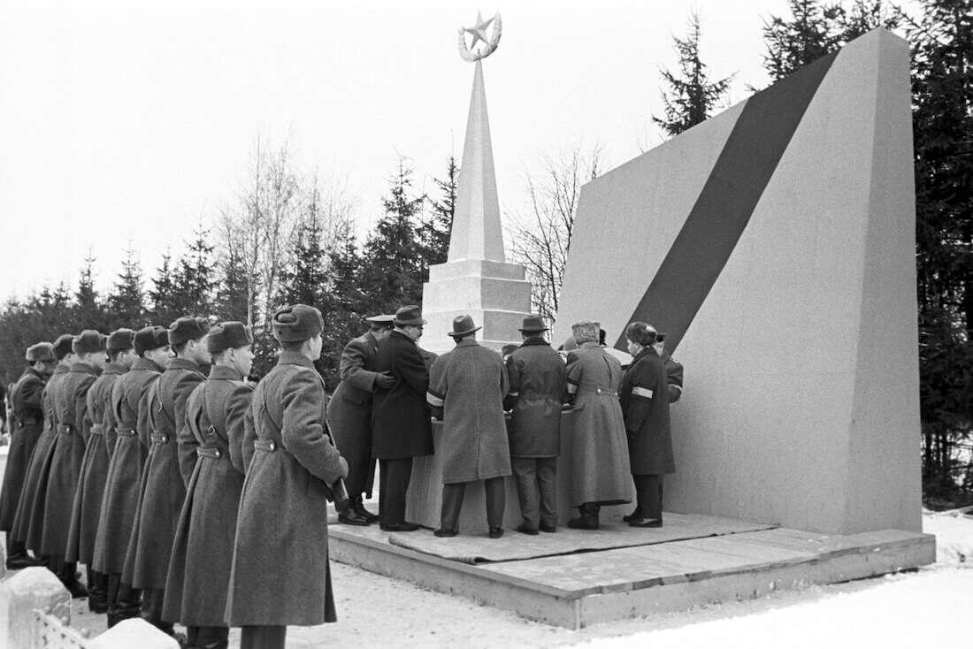 Обелиск на месте современных Штыков, 1966 год