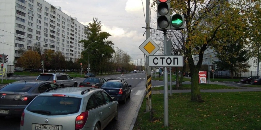 Можно ли стоять под "стрелку", если нужно ехать прямо?