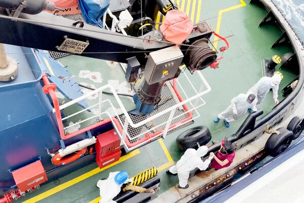 Медицинские работники на борту круизного лайнера MV Hondius у берегов Кабо-Верде, 4 мая 2026 года / Qasem Elhato via AP   📷
