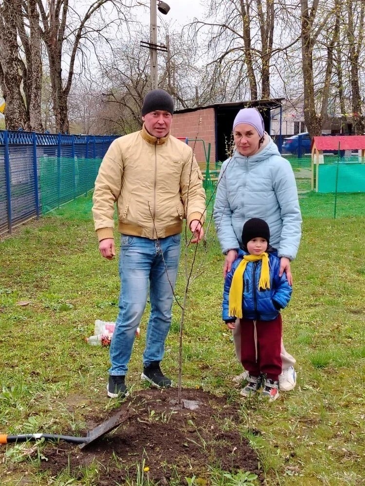    Фото №2: воспитанник детского сада «Светлячок» Денис Дейкин посадил дерево в саду памяти вместе с родителями