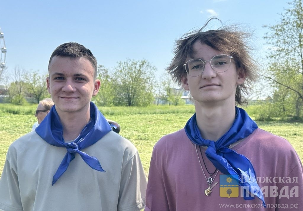 Матвей Волочкин и Александр Кузьмин, участники Штаба реальных дел📷    Тополя из пробирки и рябина: в Волжском по инициативе «Синего платочка» высадили деревца
