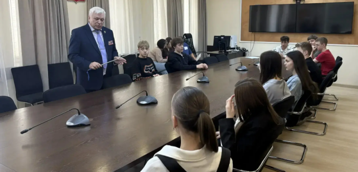 Заслуженный сотрудник рассказывает школьникам о борьбе с коррупцией / канал Прокуратура Забайкальского края в Мах