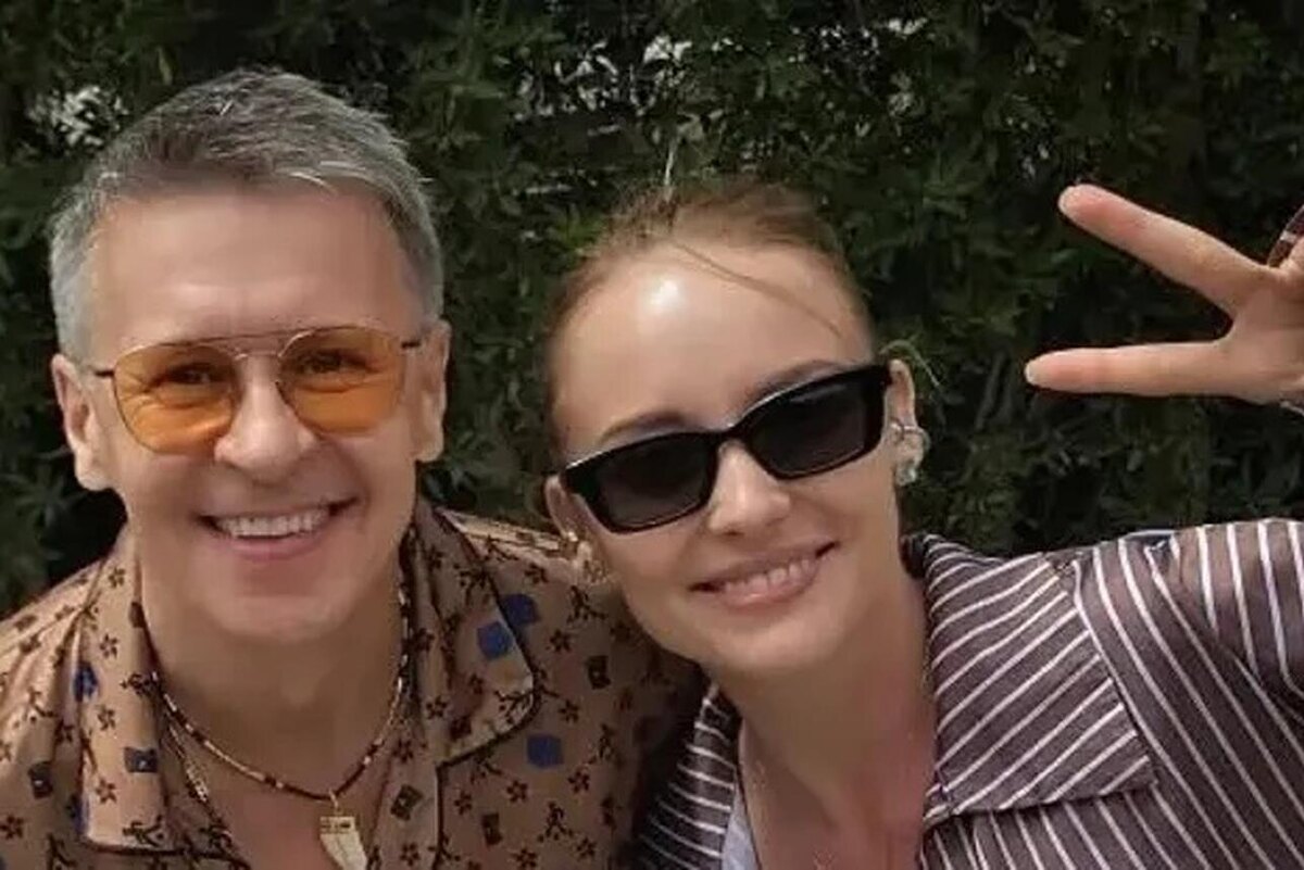    Сергей Исаев с новой возлюбленной Социальные сети
