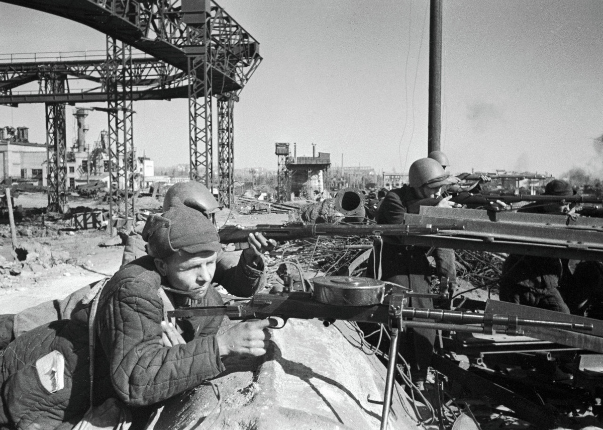 Рабочие Сталинградского тракторного на защите своего завода. 1942 год.