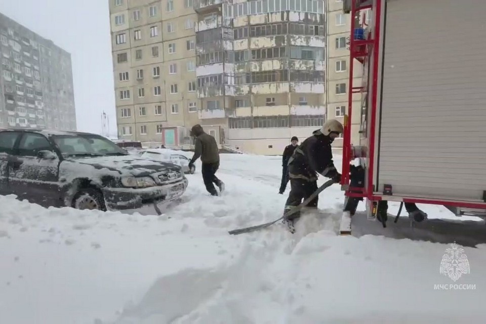    Ночной снегопад парализовал движение транспорта в Норильске. Фото: МЧС