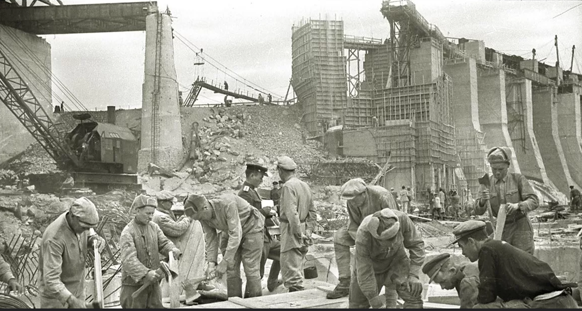 Работы на восстановлении Днепрогэса после немецких подрывов 1943 года.⁠