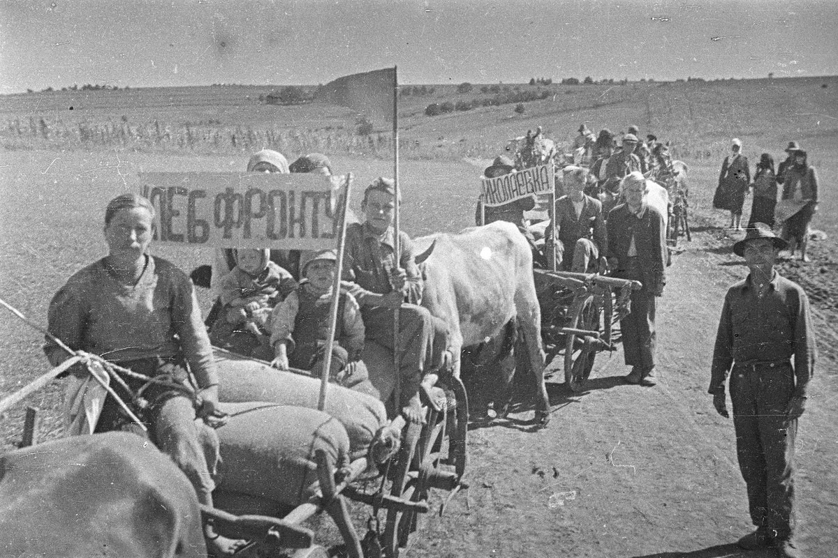 В годы Великой Отечественной войны сибиряки собрали для фронта десятки миллионов рублей, выпустили каждый третий истребитель и каждый второй патрон\