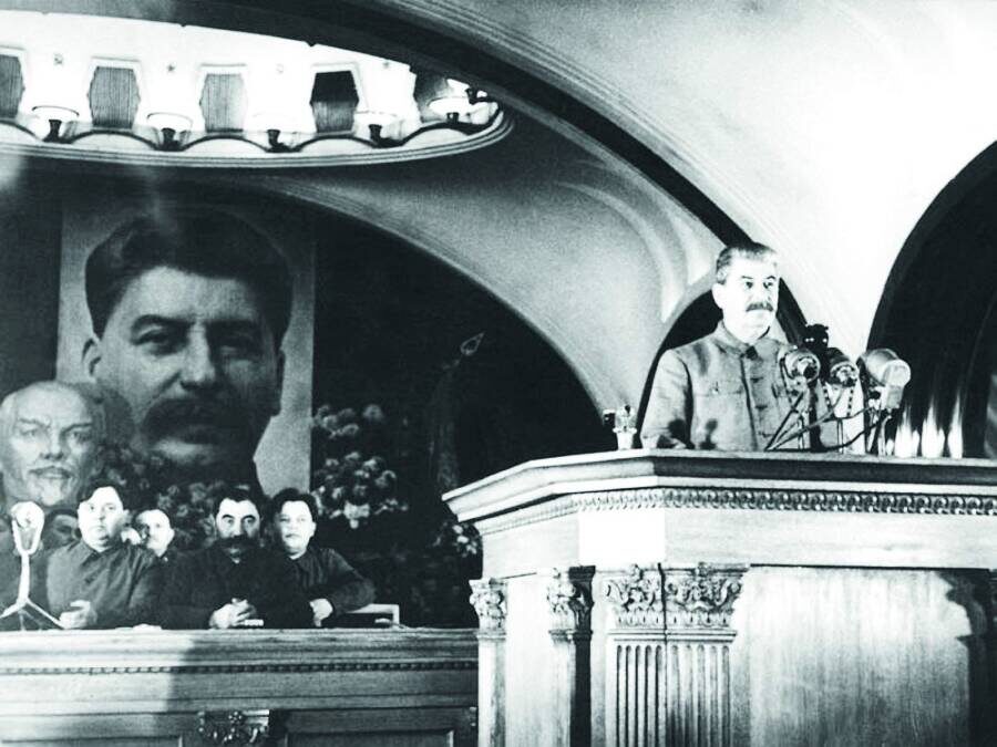 Выступление Сталина в вестибюле ст. м. «Маяковская». Снимок с pastvu.com
