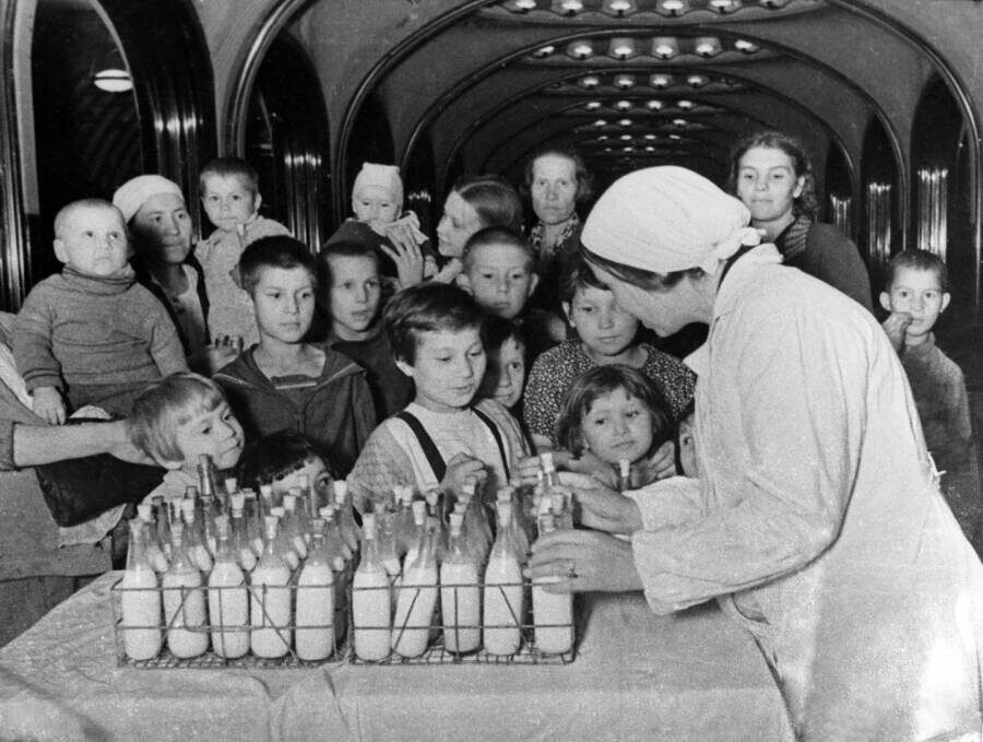 Выдача молока на ст. м. «Маяковская». Фото с «История.РФ»