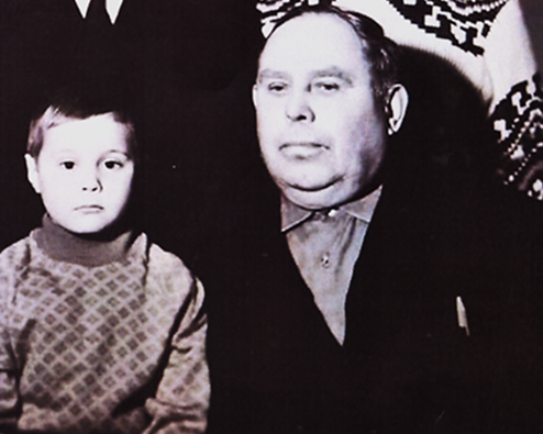 Дмитрий Бредихин с дедушкой Георгием Шадским, 1973 г.