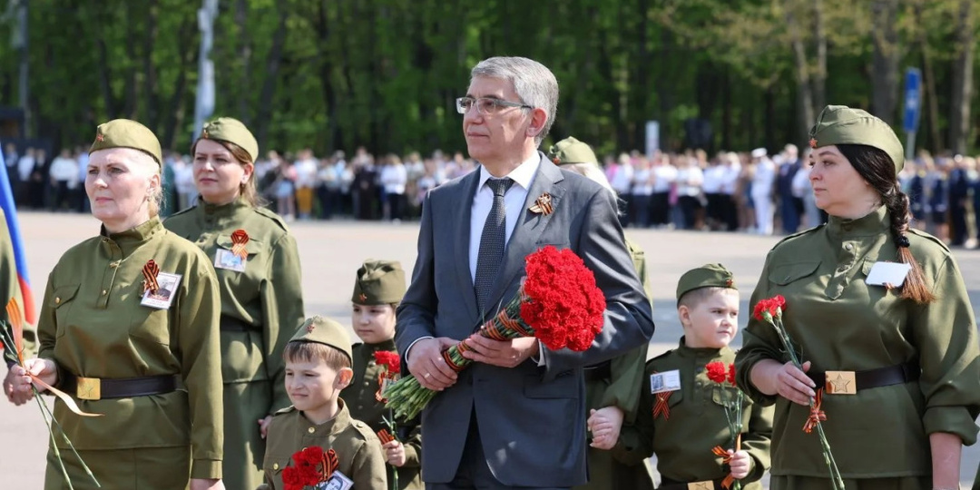 Дмитрий Миляев рассказал дошкольникам на параде о подвиге своего деда