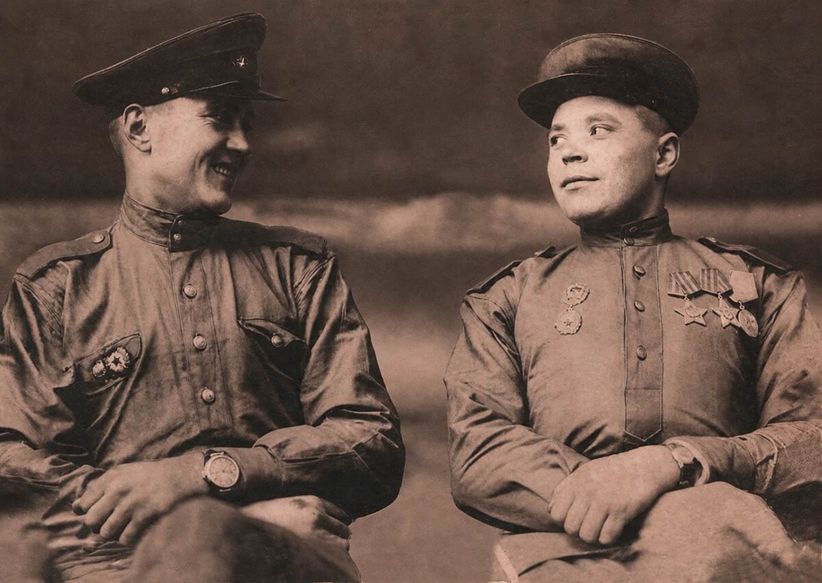 Гвардии сержант ШУКАНОВ Н.Ф (справа) с боевым другом. Конец 1944-го – начало 1945 года.