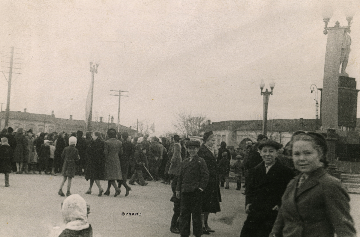 9 мая 1945 г. Рязанцы собираются на площади Ленина. Фотограф В. Саввово.Коллекция РИАМЗ