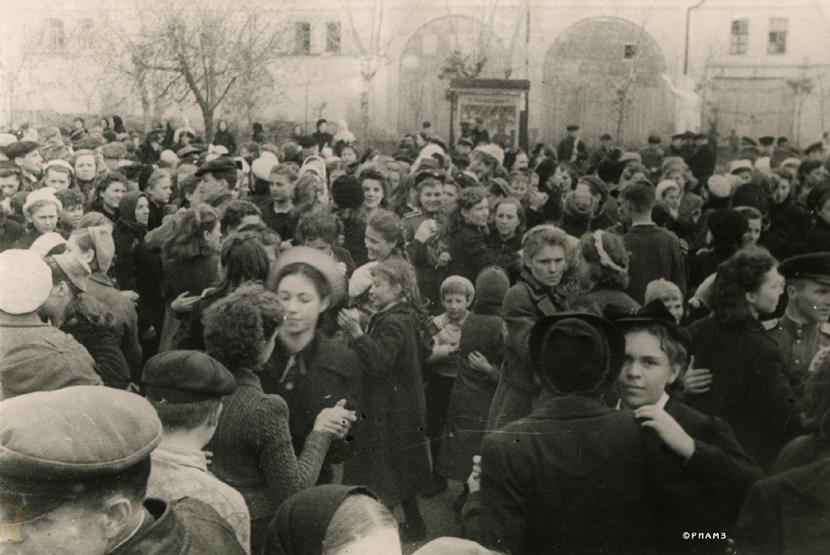 9 мая 1945 г. Празднование Победы в Рязани. Фотограф В. Саввово.Коллекция РИАМЗ