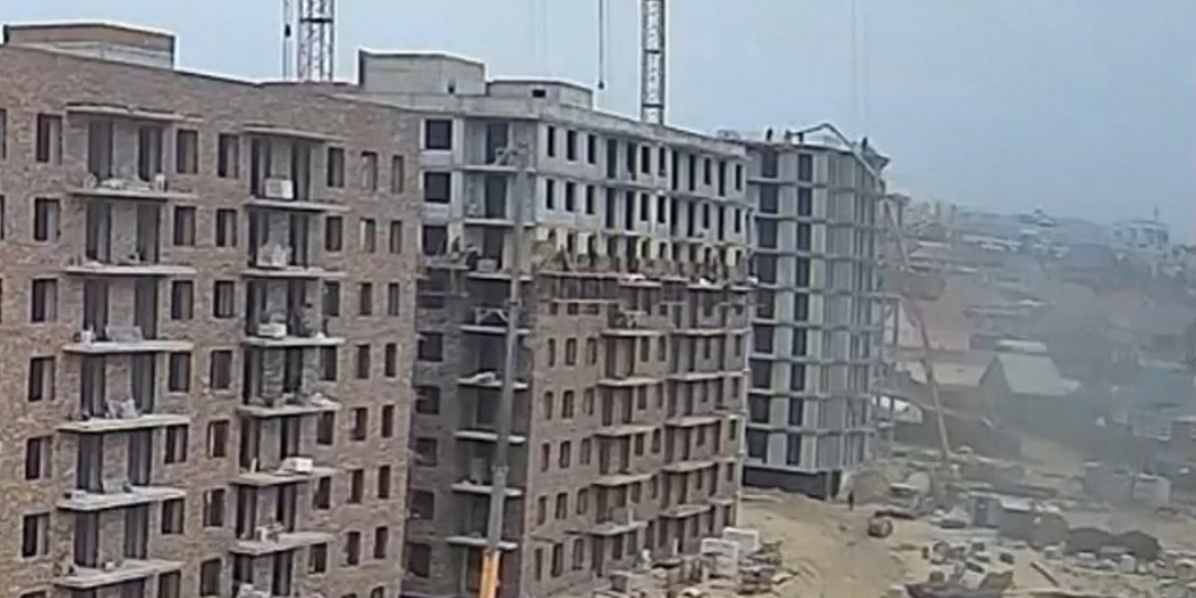 В Улан-Удэ два строителя упали с шестого этажа, один погиб