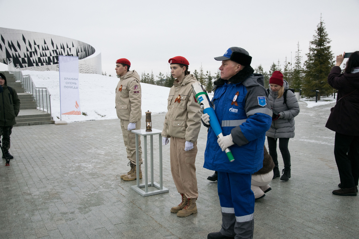 Частичка огня торжественно перенесена на лампаду