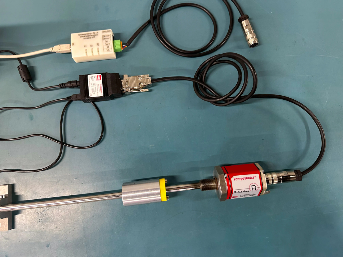 Испытание датчика Temposonics R-Series на возможность настройки с использованием программатора 251 135-1 Temposonics и его аналога MSI-251 135-1