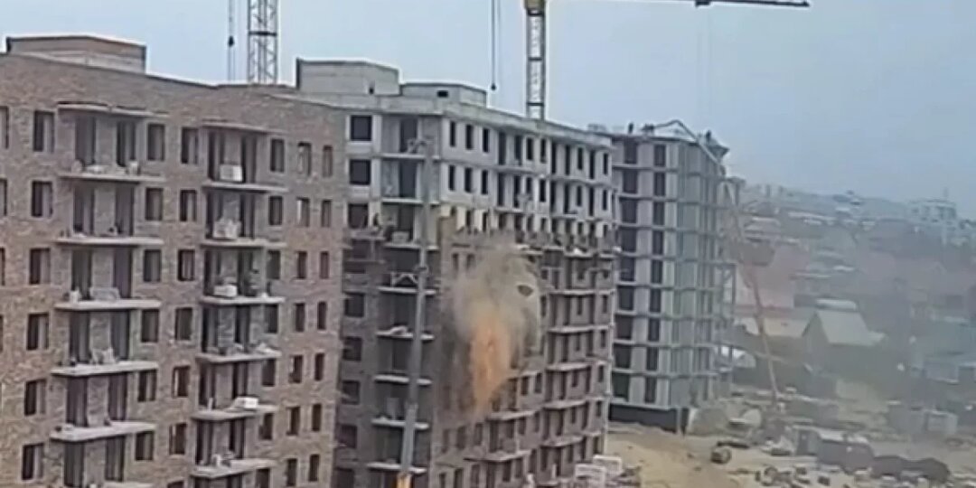 Во время стройки двое рабочих упали с шестого этажа в Улан-Удэ