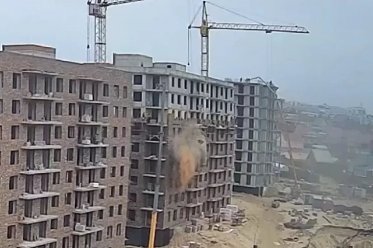    Во время стройки двое рабочих упали с шестого этажа в Улан-Удэ