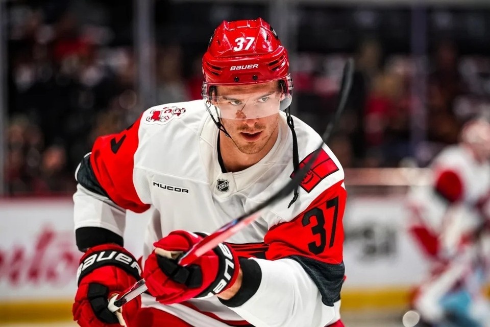    Свечников набрал два очка в матче. Фото: Josh Lavallee/Carolina Hurricanes