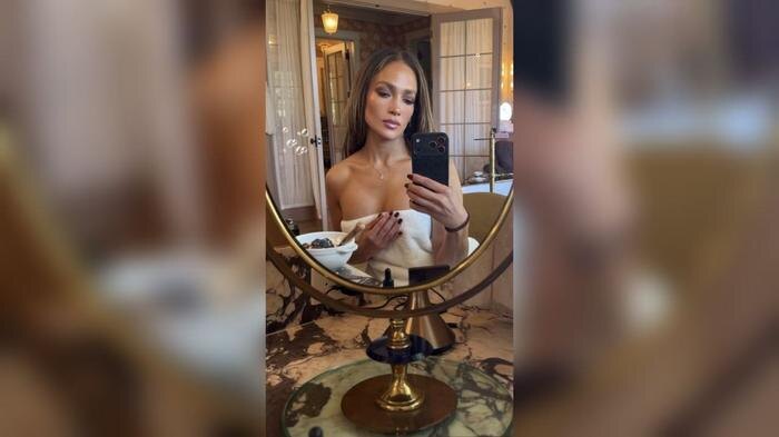 56-летняя Дженнифер Лопес устроила откровенную фотосессию в полотенце. Фото © Instagram (признан экстремистской организацией и запрещён на территории Российской Федерации) /jlo