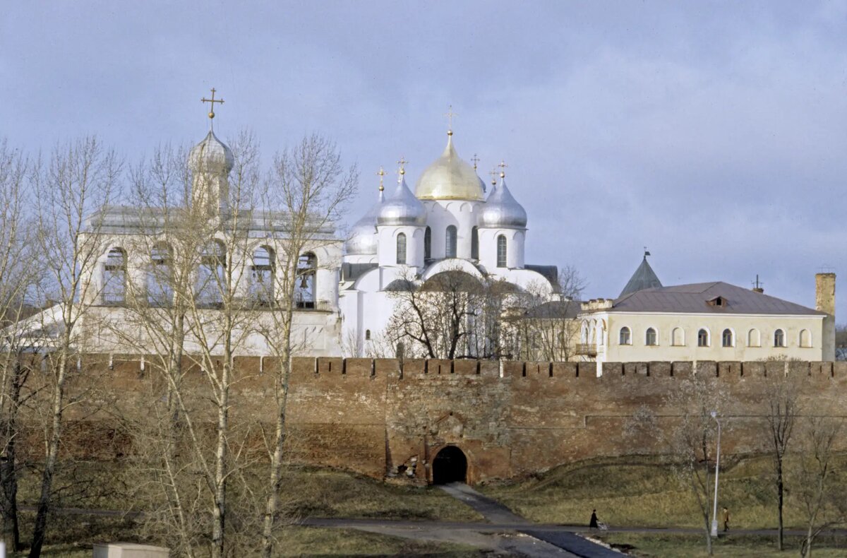     Здания Новгородского историко-архитектурного музея-заповедника. © РИА Новости. Рудольф Кучеров