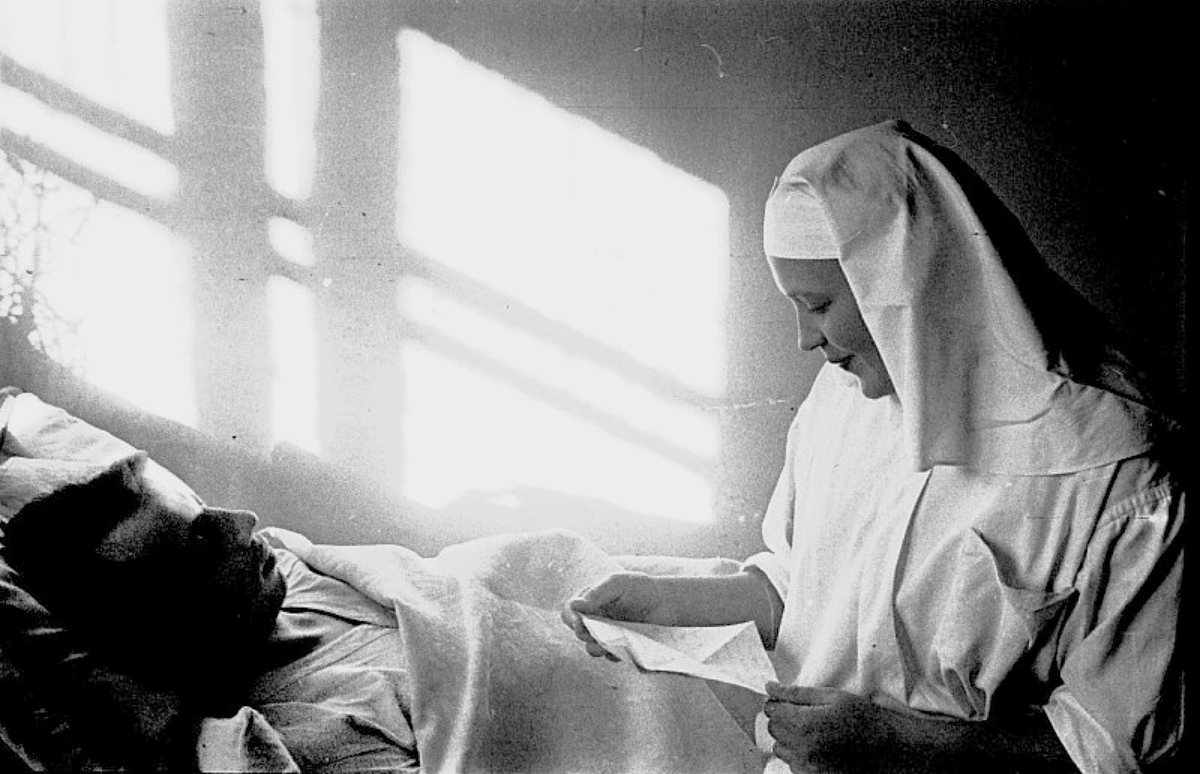 Медсестра читает раненому письмо из дома (1942)