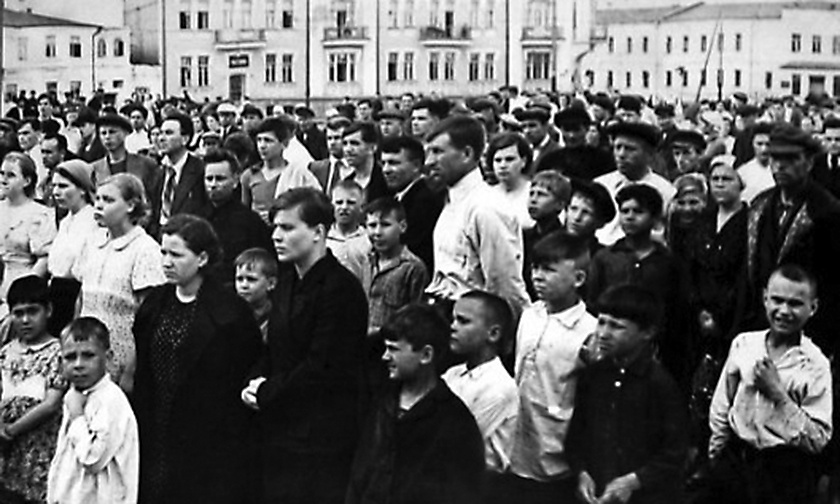 Жители Владивостока слушают по радио сообщение о начале войны. 