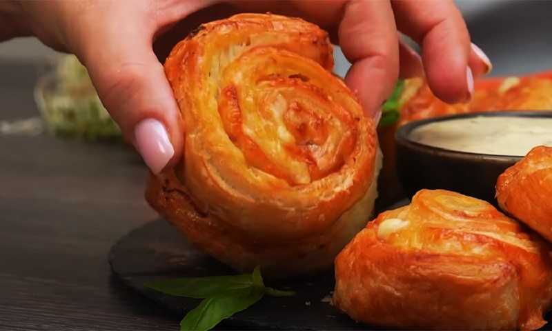 Очень вкусная закуска из слоеного теста с особой начинкой и секретом приготовления
