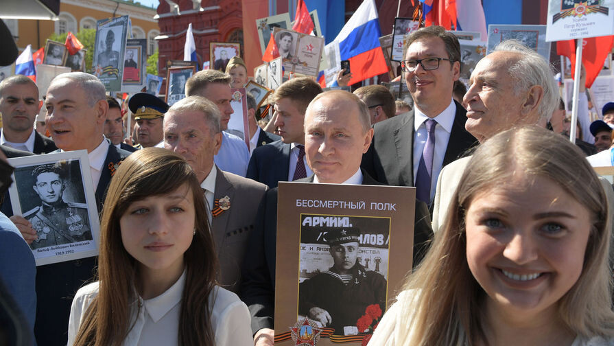 Президент РФ Владимир Путин с портретом своего отца-фронтовика Владимира Спиридоновича, премьер-министр Израиля Биньямин Нетаньяху (слева) и президент республики Сербии Александр Вучич (второй справа) принимают участие в шествии патриотической акции «Бессмертный полк». Справа — народный артист СССР Василий Лановой, 9 мая 2018 года / Алексей Дружинин/РИА «Новости»   📷