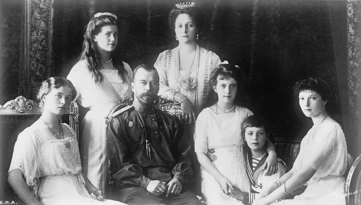 Великая Княгиня Ольга, Великая Княгиня Мария, Николай II, Александра, Великая Княгиня Анастасия, Царевич Алексей, Великая Княгиня Татьяна | © Фото : Public Domain