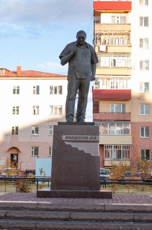 Памятник Льву Солдатову