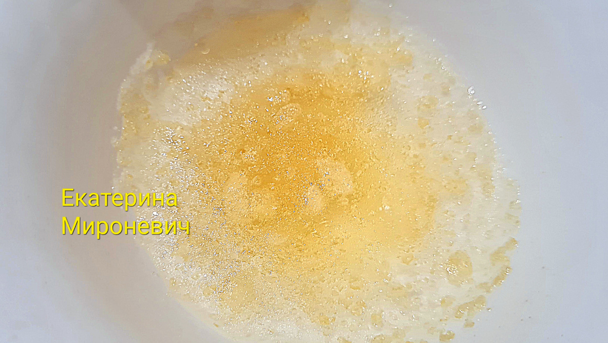 Желатин для клубничного соуса заливаю водой. В воде желатин набухнет быстрее, чем в молоке, ~ 15-20 мин.