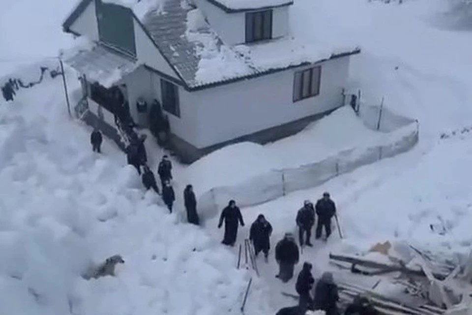    Соседи и спасатели вручную разбирали снег и обломки. Фото: соцсети
