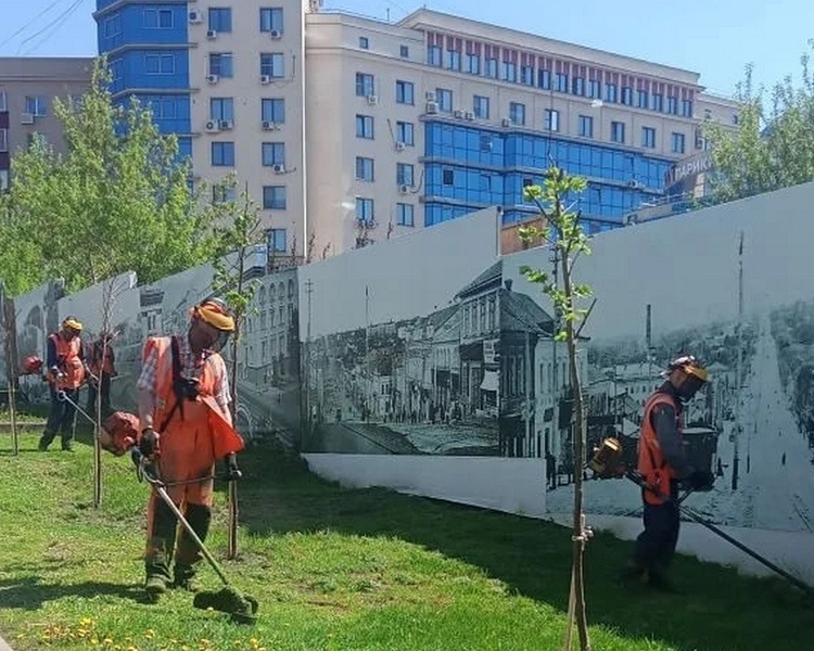     В Курске на Московской площади устанавливают парковочные ограничители