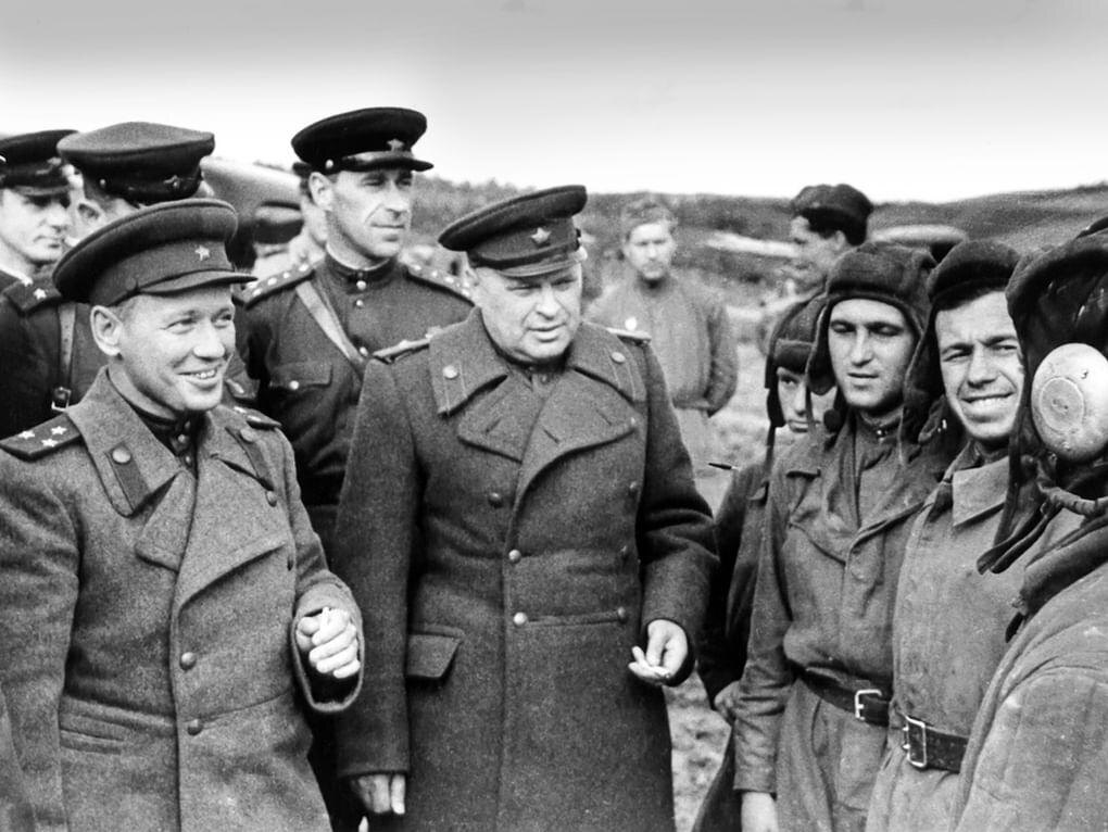 Михаил Шолохов с танкистами. 1943. Фотография: Государственный музей-заповедник М.А. Шолохова, станица Вешенская, Ростовская область