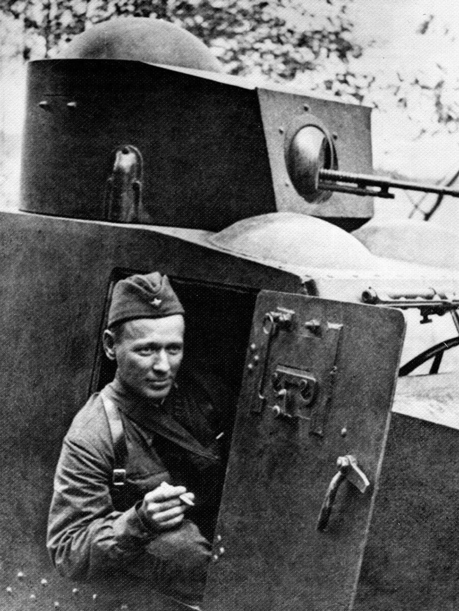 Фотооткрытка «Михаил Шолохов». Из комплекта открыток «Писатели на фронте. 40 лет Великой Победы». Фотография: Музей истории и культуры Сыктывдинского района им. Эмилии Алексеевны Налимовой, село Выльгорт, Республика Коми