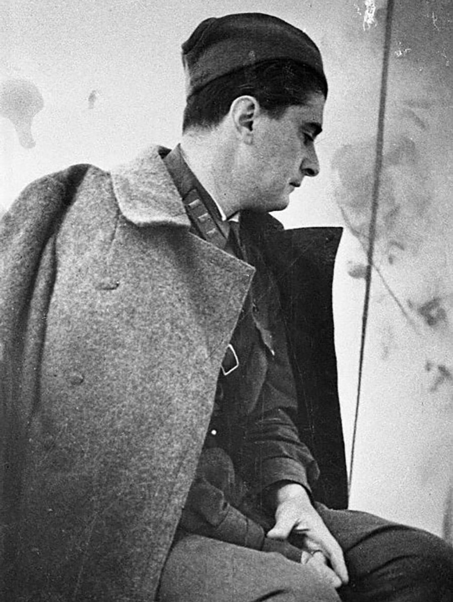 Писатель Евгений Петров. 1941-1942. Фотография: Мультимедийный комплекс актуальных искусств, Москва