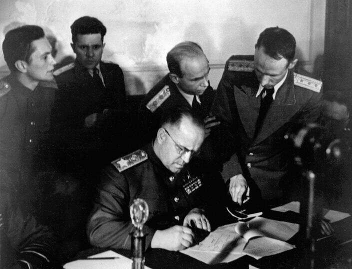 9 мая 1945 в 00:43 (по московскому времени)..Подписание Акта о безоговорочной капитуляции нацистской Германии. (ria.ru)